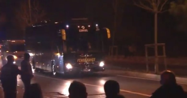 Fenerbahçeli taraftarlar Samandıra’da takım otobüsüne saldırdı !..