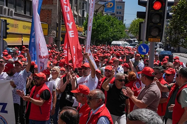 izmir-buyuksehir-belediyesi-iscileri-is-birakti-1781524382815.jpeg