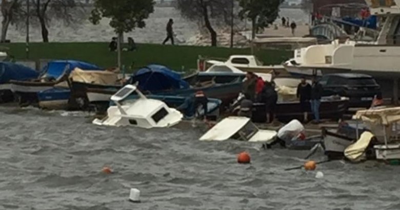 İzmir’deki fırtınada tekneler battı, ağaçlar devrildi