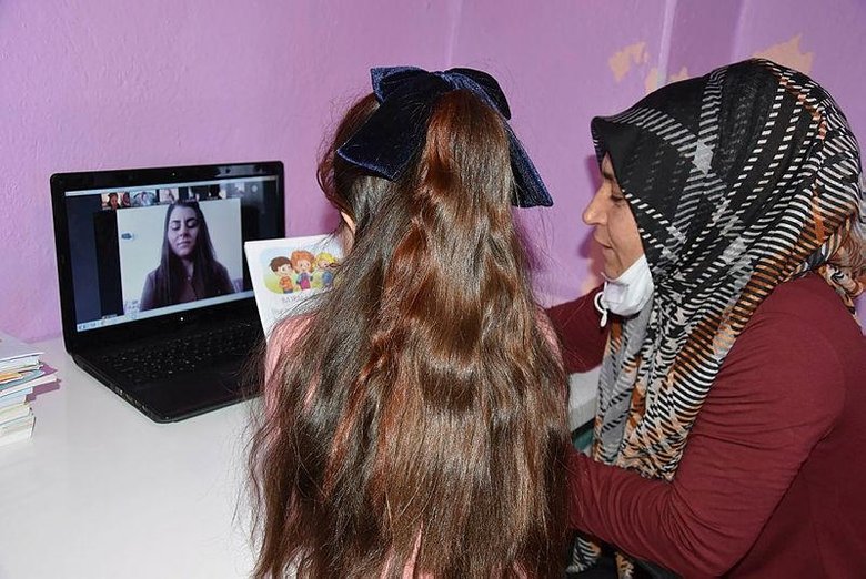 7 yaşındaki kızıyla EBA’da ’okuma- yazma’ öğrendi