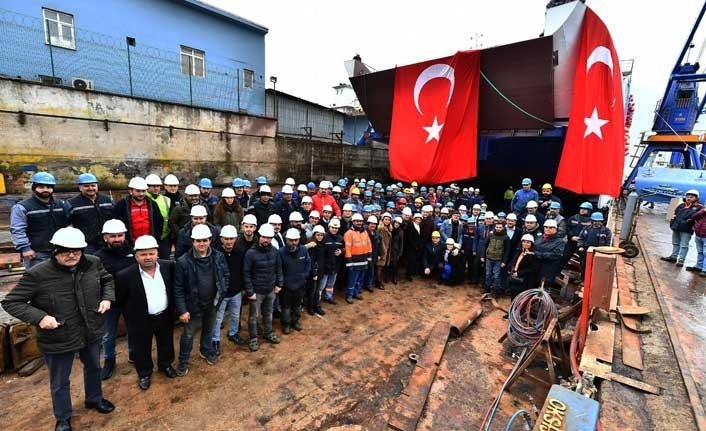 İzmir’in yeni arabalı feribotu suya indi