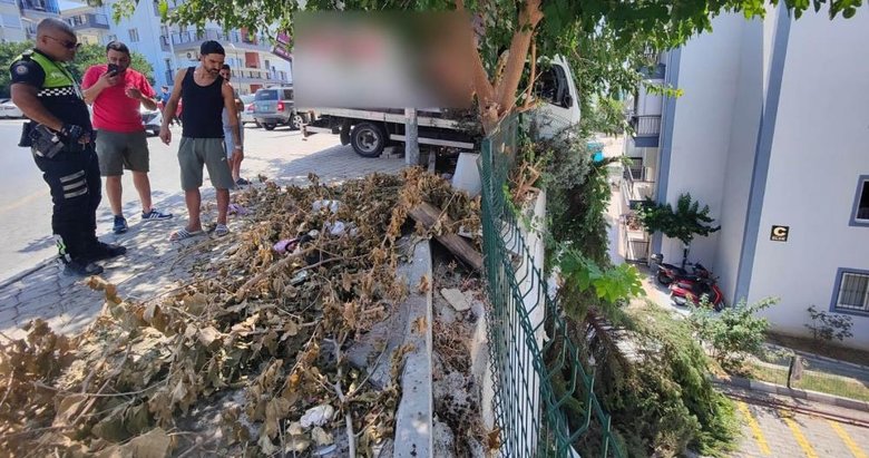 Freni boşalan kamyoneti durdurmak için sürücüsünün peşinden koştuğu anlar kamerada