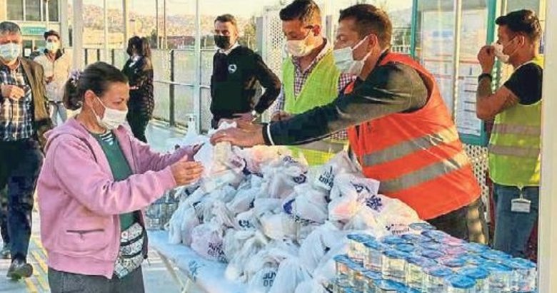 Metro yolcularına iftar paketi