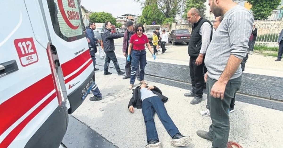 Tren gelirken raylara yığıldı