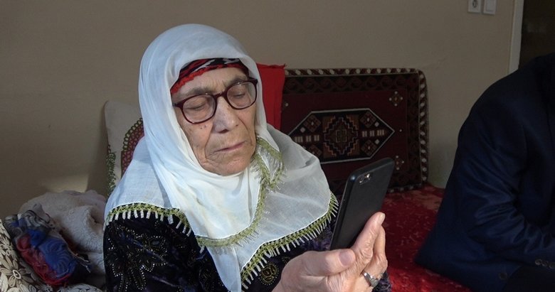 Evden çıkamayan yaşlılar akıllı telefon satışlarını artırdı