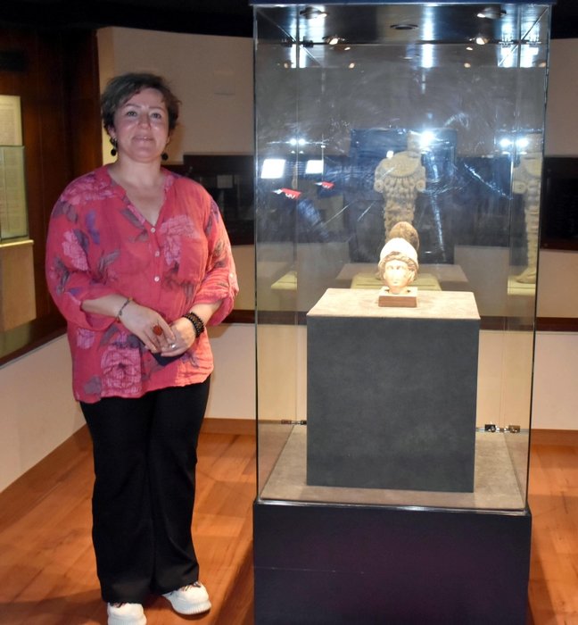 27 yıl sonra ilk kez sergilenmeye başladı! Tanrıça ’Athena’nın 2 bin 300 yıllık heykel başı İzmir’de