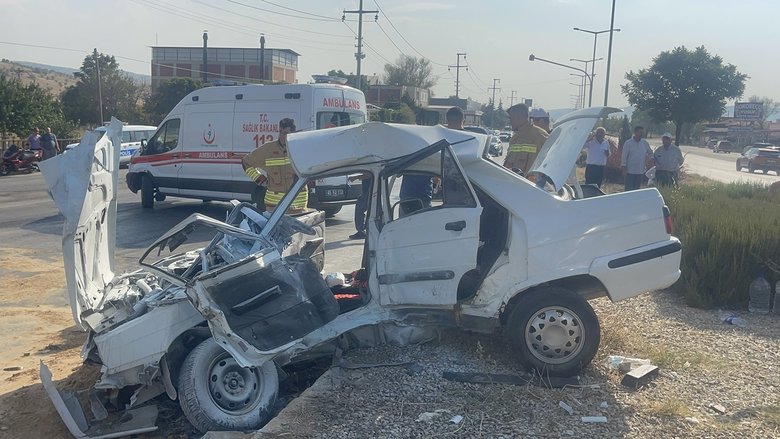 Manisa’daki korkunç kaza kamerada: Otobüs otomobili böyle biçti! 2 kişi hayatını kaybetti