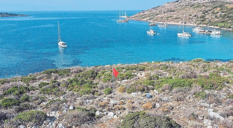 Bodrum’daki ada ve koylarda şanlı bayrağımız dalgalanıyor