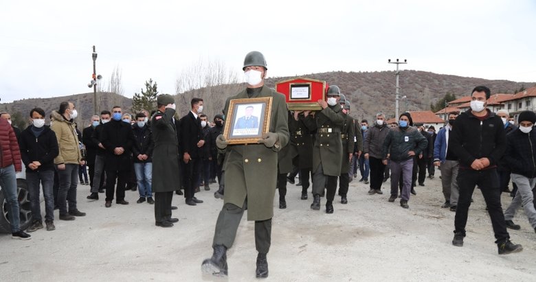 İzmir’de trafik kazasında hayatını kaybeden astsubay üstçavuşun cenazesi Ankara’da defnedildi