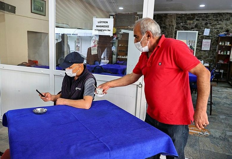İzmir’de restoran ve kafeler kademeli normalleşme kapsamında müşteri kabul etmeye başladı