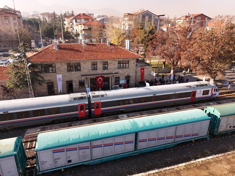 Isparta-İzmir arasında sefer gerçekleştirecek! Güller Ekspresi ilk yolculuğuna uğurlandı