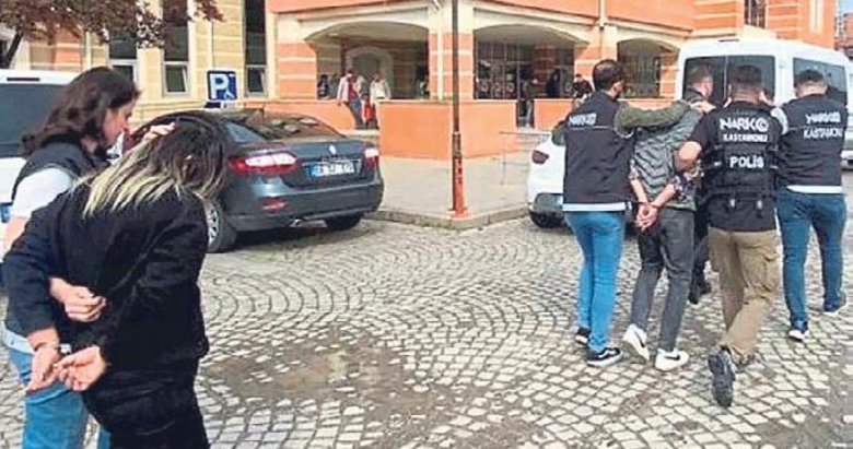 Otomobilde kokainle yakalandılar: 3 gözaltı