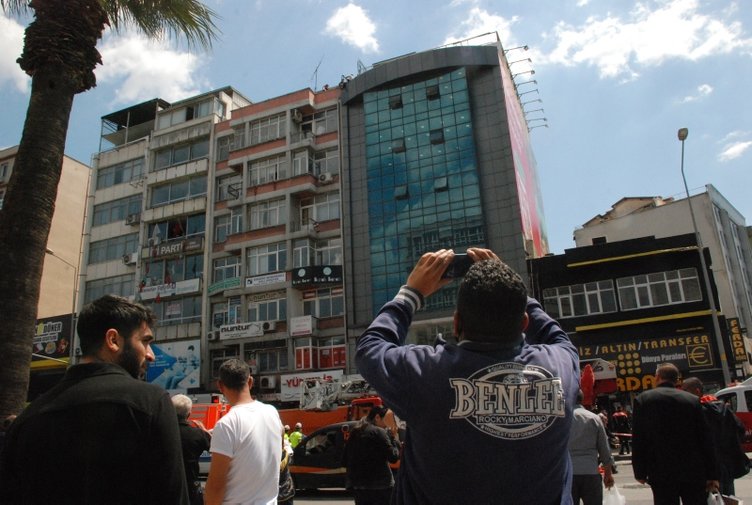 İzmir’deki intihar girişiminde ilginç anlar! Telefona sarılıp canlı yayın açtılar