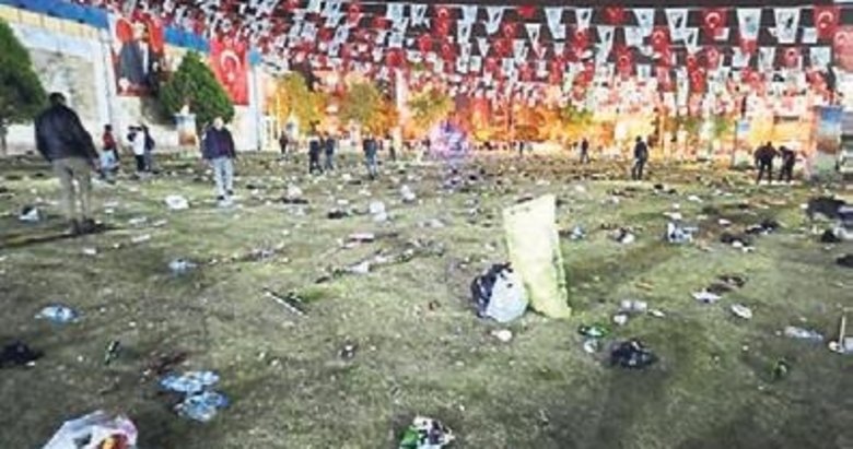 Gaziemir’de konser bitti çöpler ortada kaldı