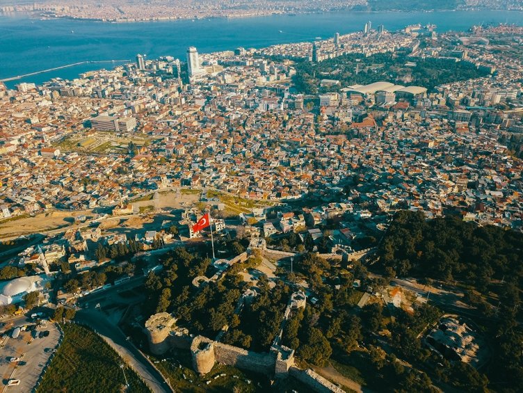Kadifekale’den kartpostallık İzmir manzarası