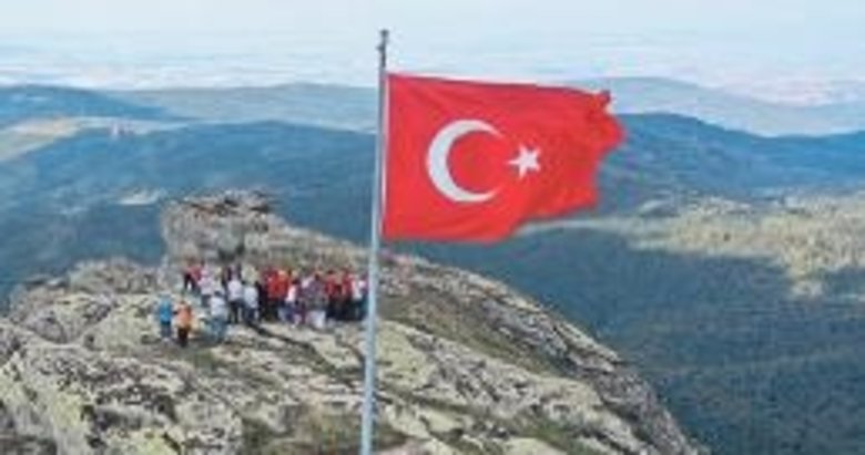 1336 metrelik Çataldağ’a bayrak