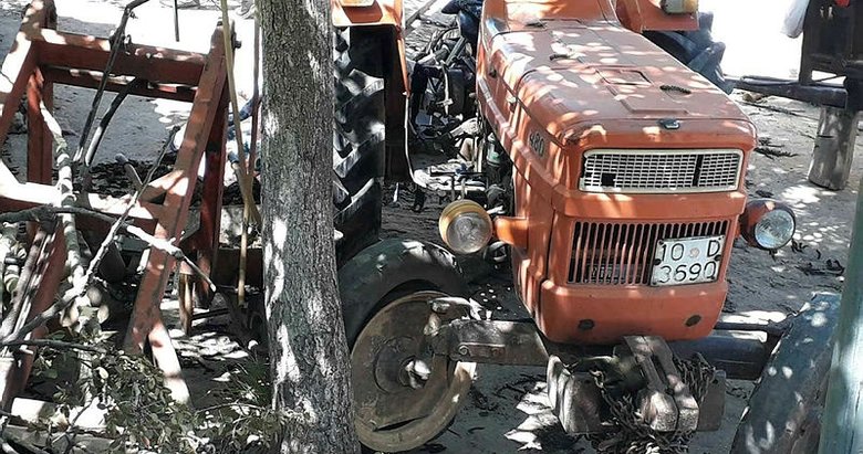 Traktörün altında kalan sürücü öldü, eşi ağır yaralandı