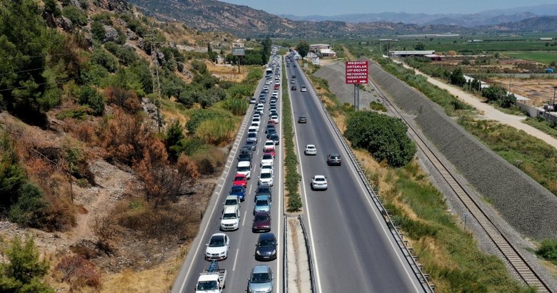 Tatilciler Aydın’da 5 kilometrelik araç kuyruğu oluşturdu