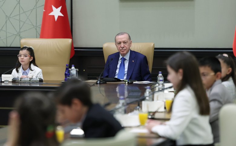 Başkan Erdoğan Cumhurbaşkanlığı Külliyesi’nde çocukları kabul etti