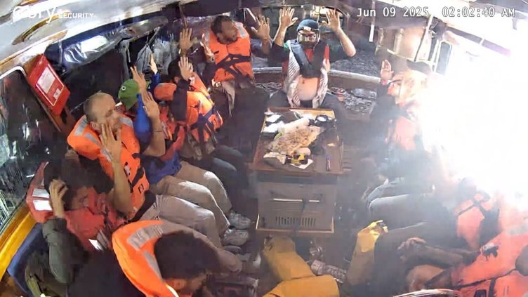 Katil İsrail ’Madleen’ gemisine saldırdı! Aktivistler gözaltına alındı