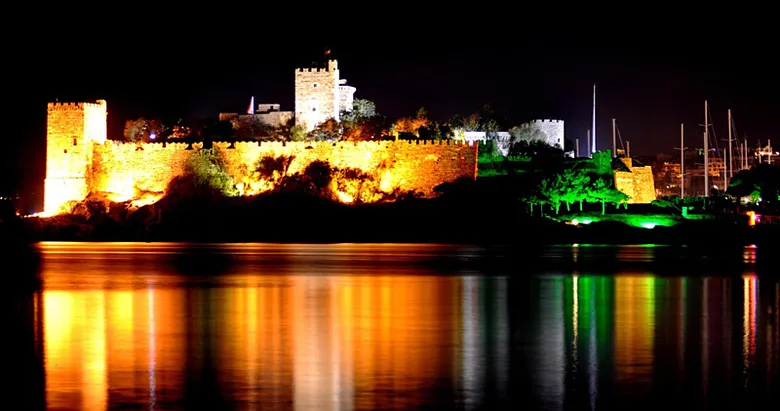 Gece bir başka güzel, gündüz bir başka güzel! Bodrum Kalesi görenleri büyüledi