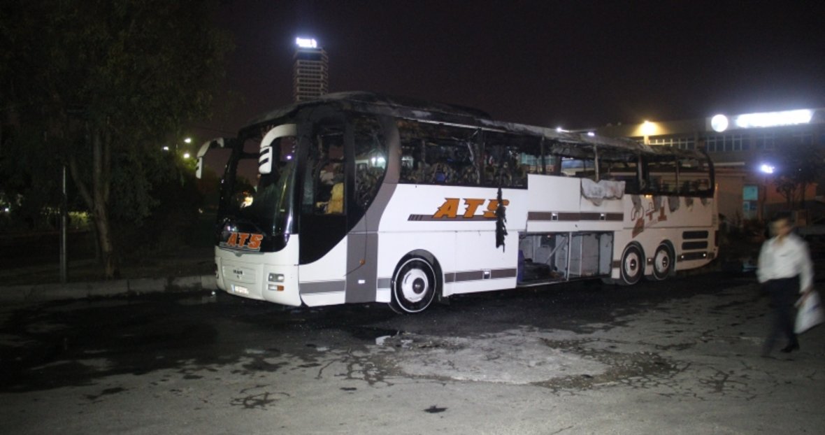 Izmir Terminalinde Yangin Yolcu Otobusu Alev Alev Yandi