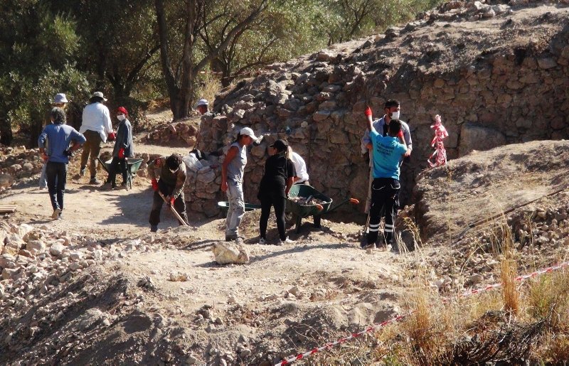 Akyaka’daki Orta Çağ kalesinde kazı çalışmaları tekrar başladı