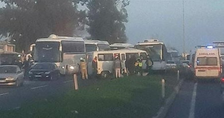İzmir’de faciadan dönüldü! İşçi servis otobüsü ile yolcu minibüsü çarpıştı