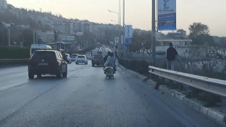 Bursa - İzmir yolu üzerinde şok eden görüntü!  Motosikletin arkasına öyle bir şey bağladı ki...