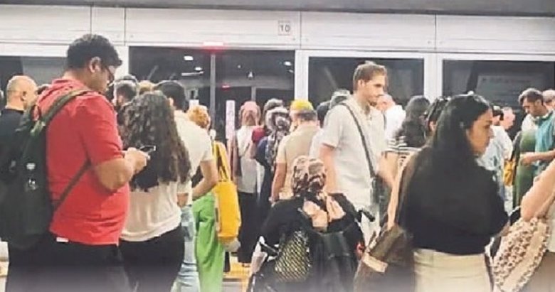 İstanbul’da metro arızası yüzünden tünelde yürüdüler
