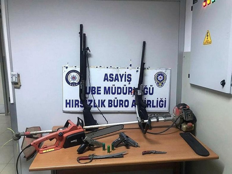 Operasyonla yakalanan azılı hırsızın evinden cephanelik çıktı