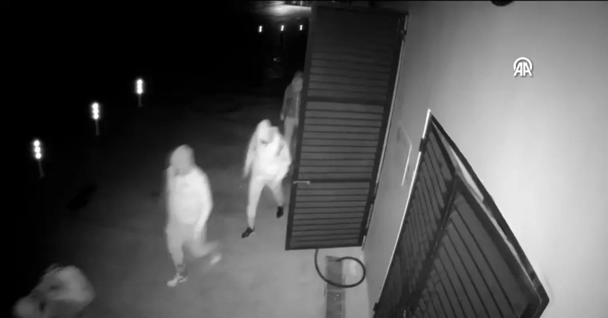 Manisa'da filmlerini aratmayan soygun! Para kasalarını tek tek kestiler