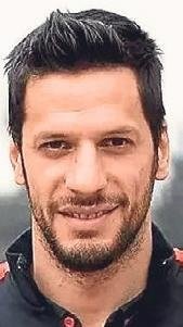 Depremzede Hilal sevgiyle ayağa kalktı