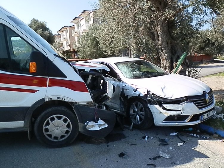 İzmir Foça’da ambulansla otomobil çarpıştı: 2’si çocuk 6 yaralı
