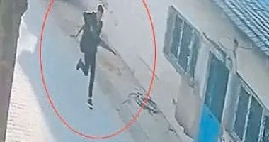 Okul kapısında dehşet
