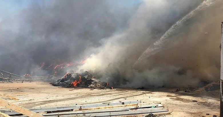 İzmir’de plastik atıkların depolandığı alanda yangın çıktı