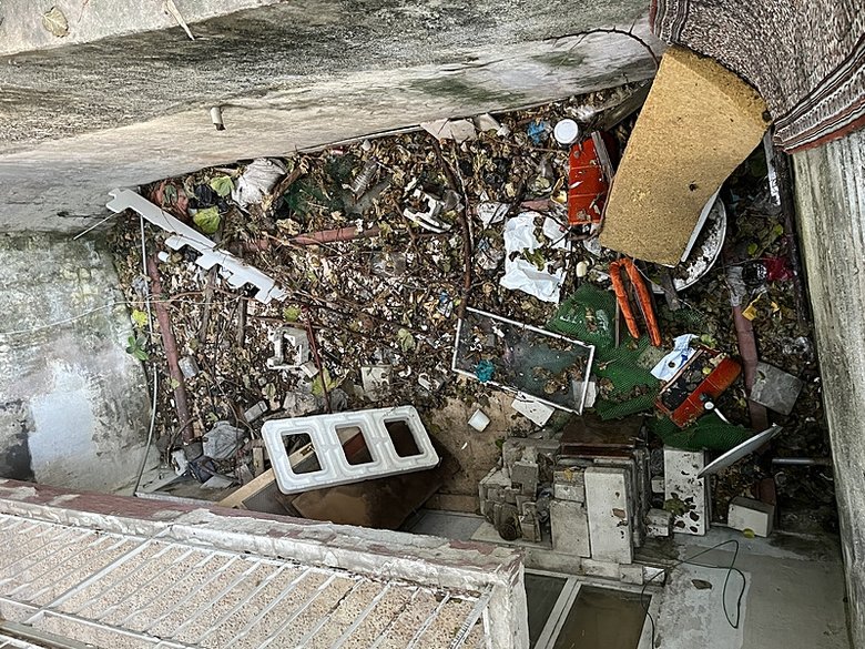 İzmir’de apartman sakinleri çöp eve isyan etti