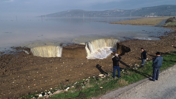 İzmir’de aşırı yağışlardan sonra ürküten obruklar
