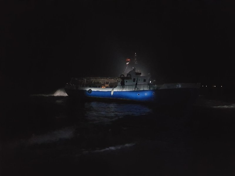 Çanakkale’de tekneleri karaya oturdu! Böyle yakalandılar