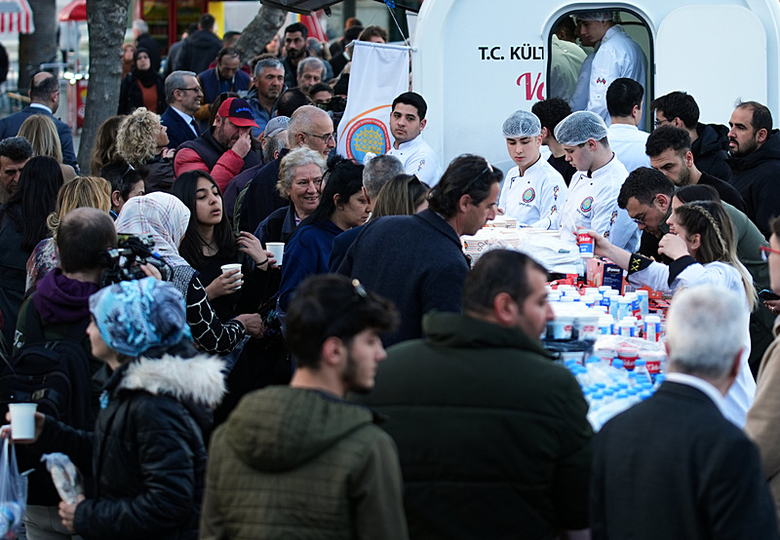 izmirde-yurekleri-isitan-iftar-kendi-elleriyle-hazirladilar-1773176776917.png