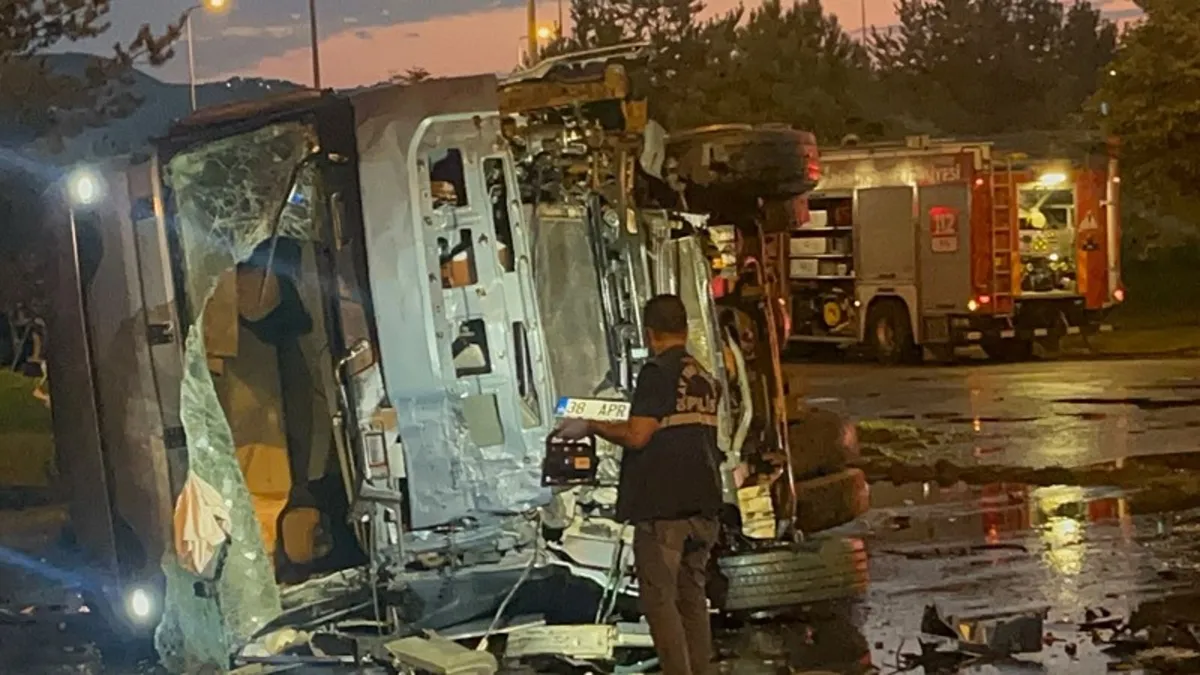 Kayseri'de feci kaza! Yolcu otobüsü ile akaryakıt tankeri çarpıştı: 2'si ağır 35 yaralı