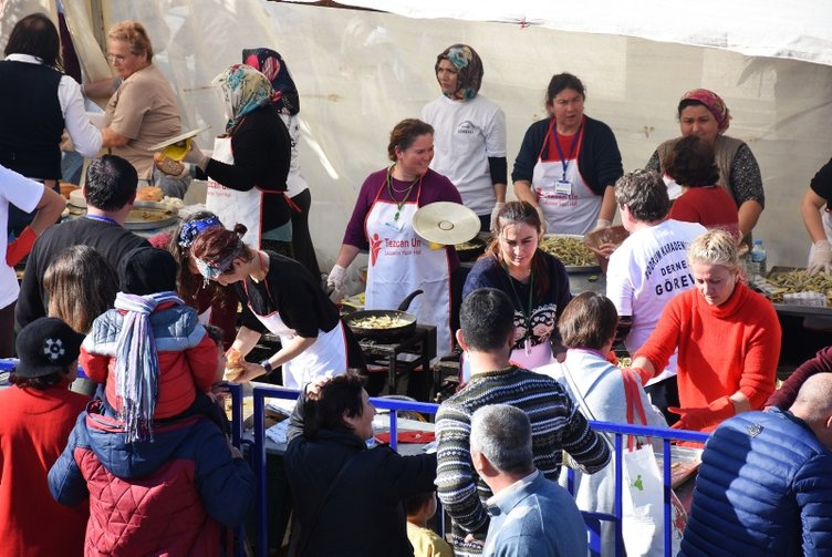 Bodrum Hamsi Festivali’nde 2,5 ton hamsi dağıtıldı