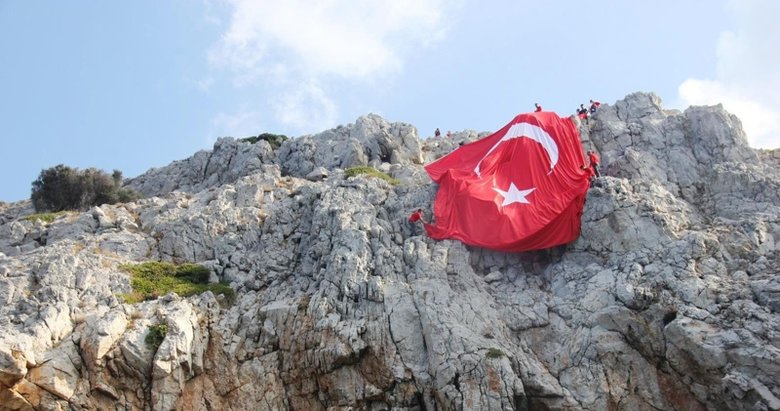 Bodrum’da Yunan adalarına karşı dev Türk bayrağı astılar