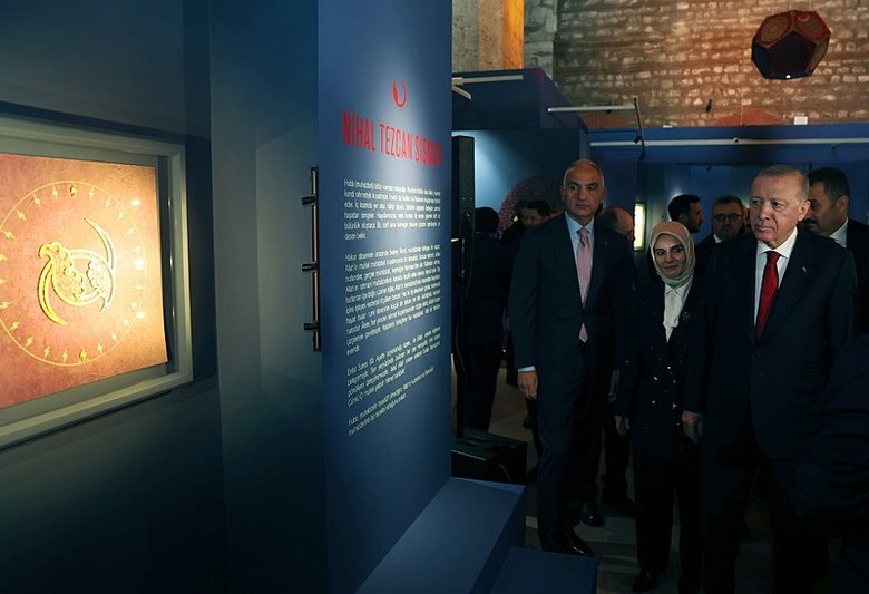 baskan-erdogan-hane-islam-eserleri-sergisi-acilis-programina-katildi-1768053215549.jpeg