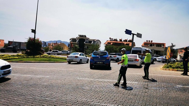 Marmaris - Datça yolu kapandı! Yangın sebebiyle geçişe izin verilmiyor