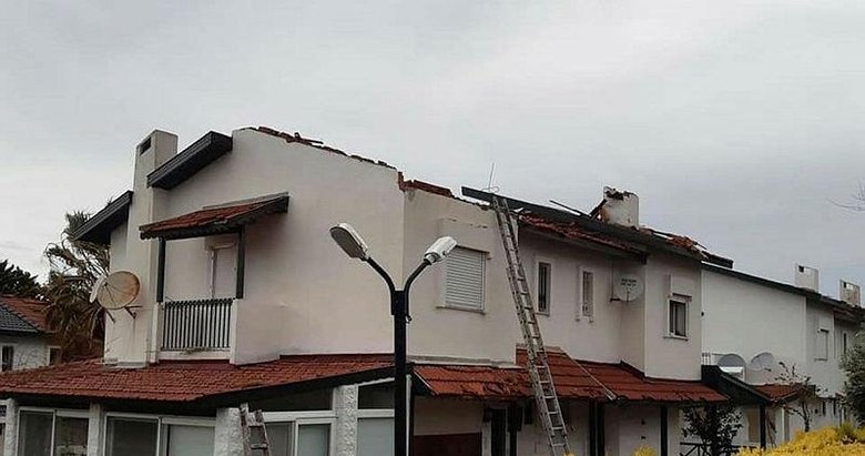 Çeşme’de hortum paniği! Evlerin çatılarını uçurdu