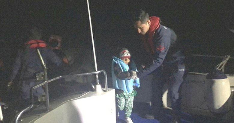 İzmir’de botları sürüklenen 24 düzensiz göçmen kurtarıldı