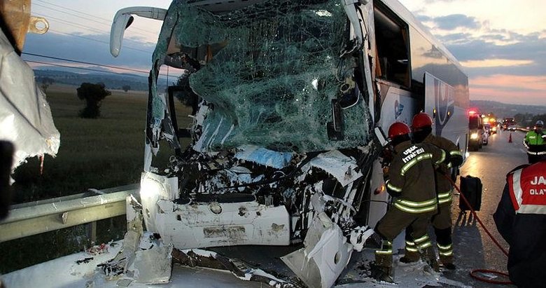 Uşak’ta yolcu otobüsü ile kamyon çarpıştı: 2 ölü, 18 yaralı
