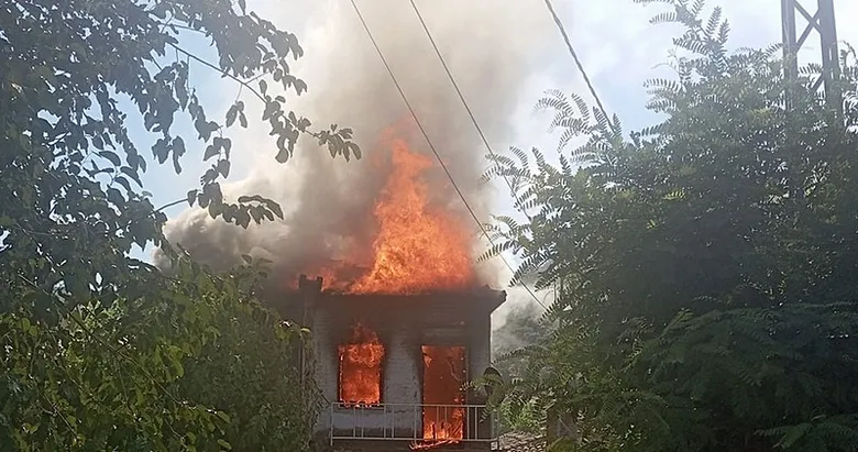 İzmir’de korkutan yangın! 2 katlı ev küle döndü