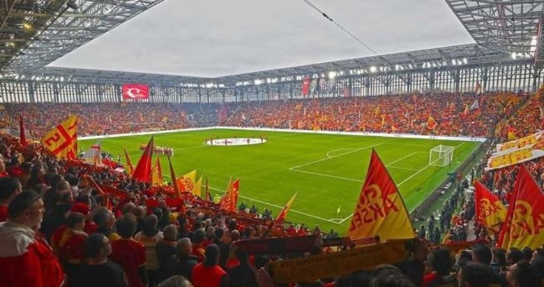 Göz-Göz taraftarının huzurunda